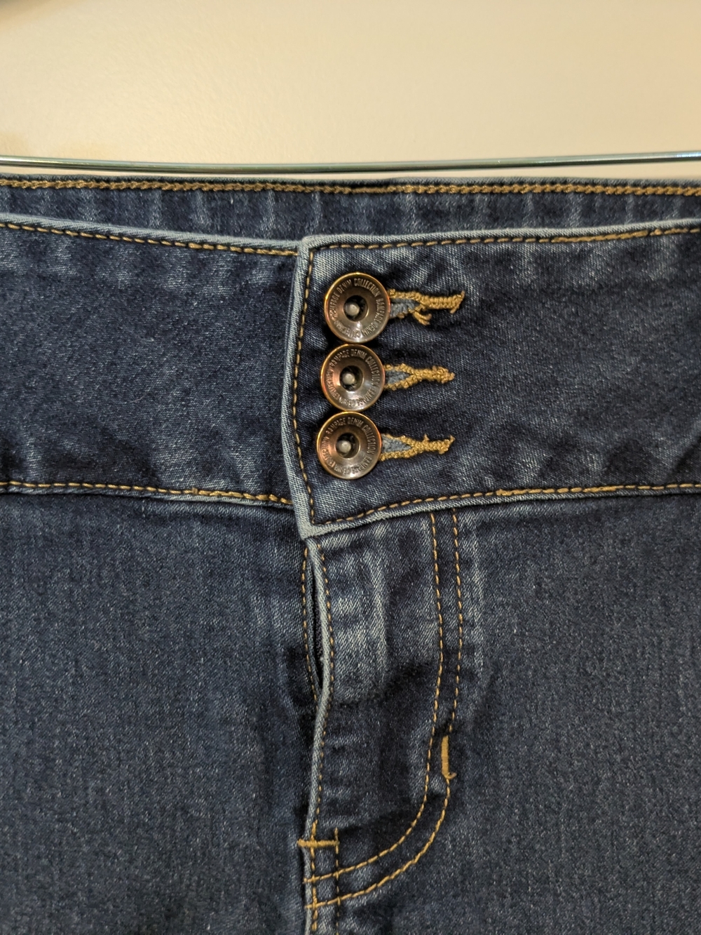 🔴 Rampage Women’s Skinny Jeans with Triple Button Waist - Picture 3 of 10